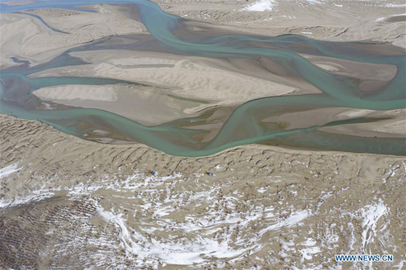 Tibet : paysages le long de la rivière Yarlung Zangbo après une chute de neige