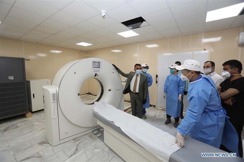 Des experts médicaux chinois installent un tomodensitomètre pour aider à lutter contre le COVID-19 en Irak