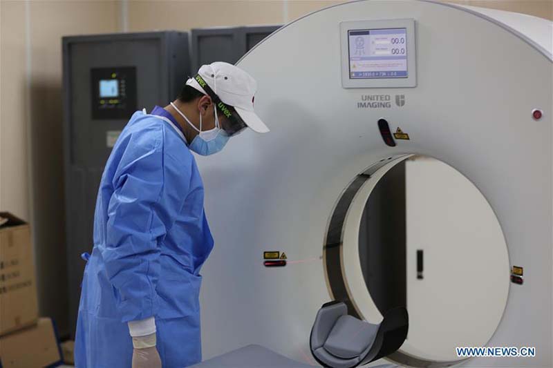 Des experts médicaux chinois installent un tomodensitomètre pour aider à lutter contre le COVID-19 en Irak