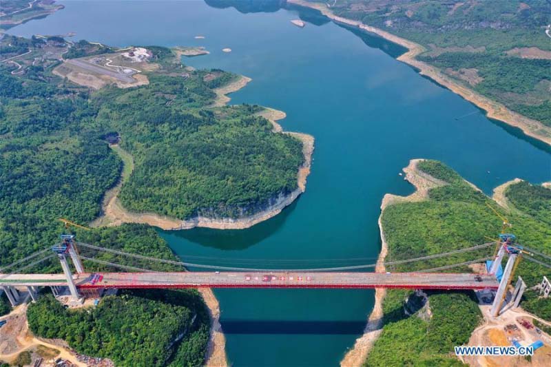 Le pont sur la rivière Feilonghu Wujiang en construction dans le Guizhou