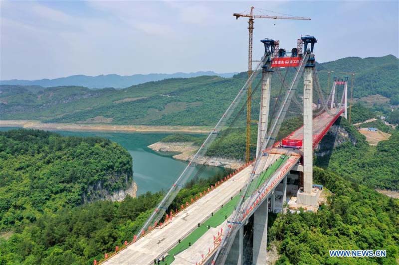 Le pont sur la rivière Feilonghu Wujiang en construction dans le Guizhou