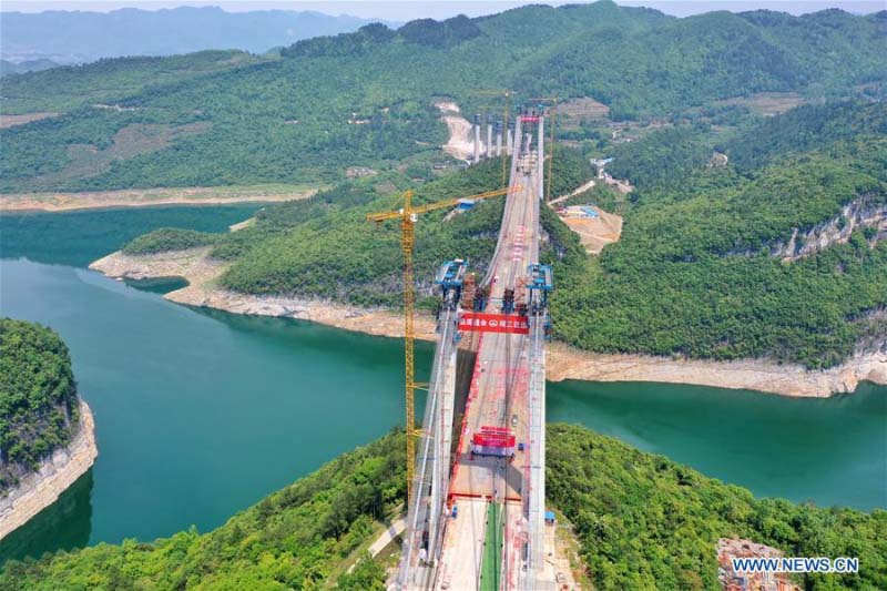 Le pont sur la rivière Feilonghu Wujiang en construction dans le Guizhou