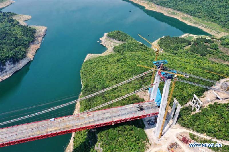 Le pont sur la rivière Feilonghu Wujiang en construction dans le Guizhou