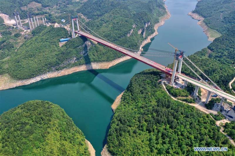 Le pont sur la rivière Feilonghu Wujiang en construction dans le Guizhou