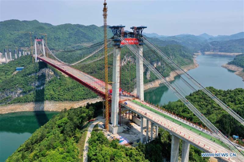 Le pont sur la rivière Feilonghu Wujiang en construction dans le Guizhou