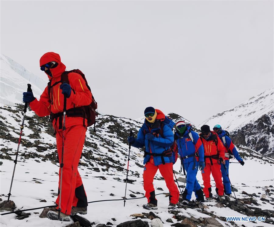 Des géomètres chinois arrivent au camp de base à une altitude de 6.500 mètres du mont Qomolangma