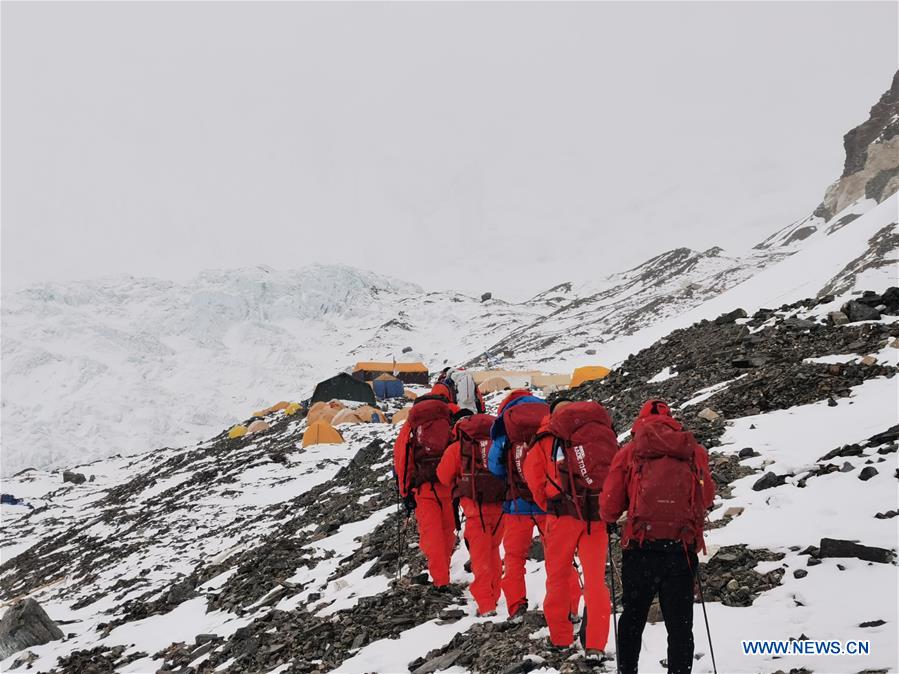 Des géomètres chinois arrivent au camp de base à une altitude de 6.500 mètres du mont Qomolangma