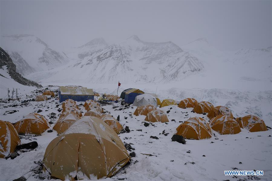 Des géomètres chinois arrivent au camp de base à une altitude de 6.500 mètres du mont Qomolangma