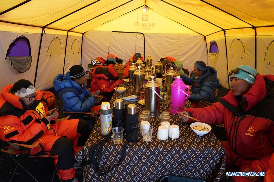 Des géomètres chinois arrivent au camp de base à une altitude de 6.500 mètres du mont Qomolangma