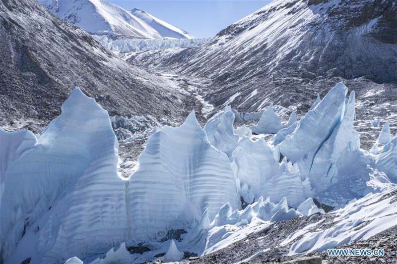 Les pinacles de glace de la face nord du mont Qomolangma