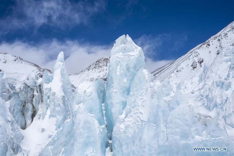 Les pinacles de glace de la face nord du mont Qomolangma