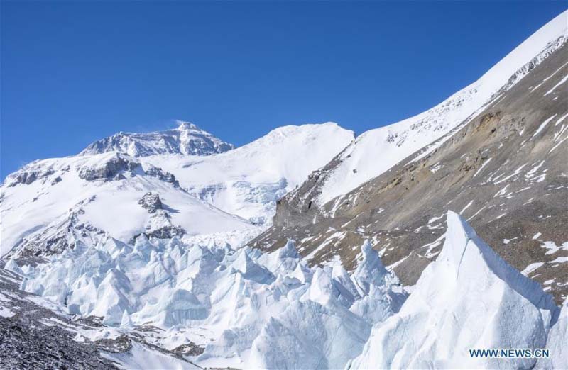 Les pinacles de glace de la face nord du mont Qomolangma