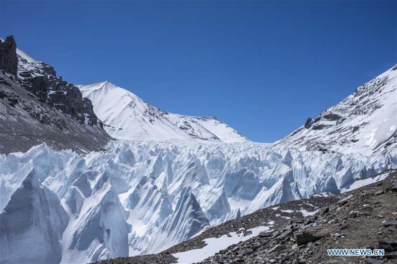 Les pinacles de glace de la face nord du mont Qomolangma