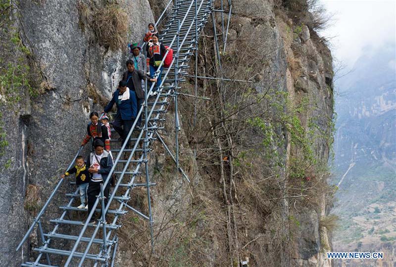 Des villageois déplacés quittent la pauvreté au sommet de la falaise