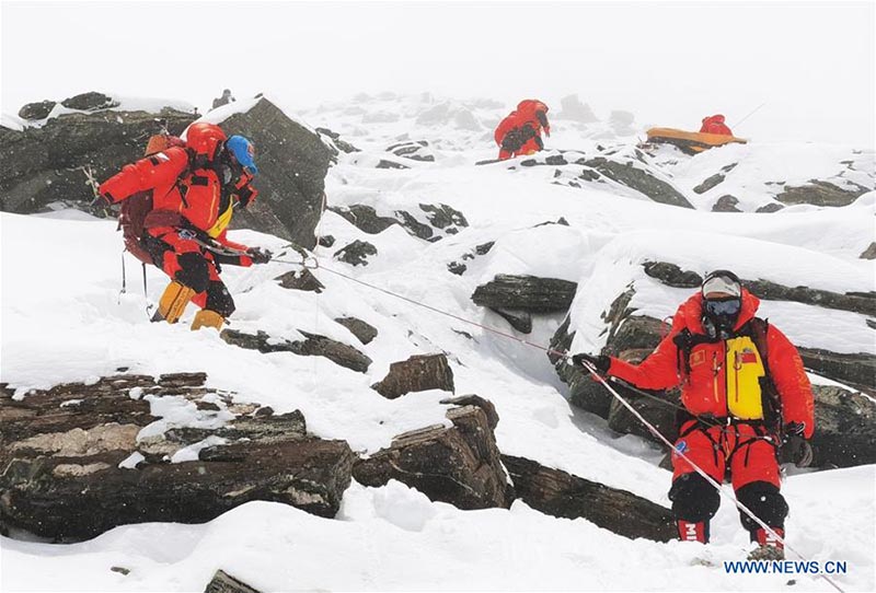 L'expédition chinoise retarde encore son ascension vers le sommet du mont Qomolangma