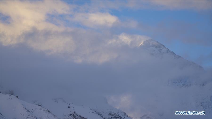 Une expédition chinoise atteint le plus haut sommet du monde et remesure sa hauteur