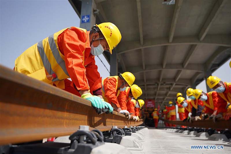 Pose de rails pour le chemin de fer interurbain Beijing-Xiongan