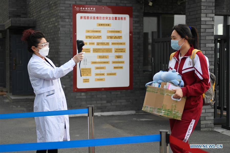 Reprise des cours des élèves en dernière année des écoles secondaires à Jilin