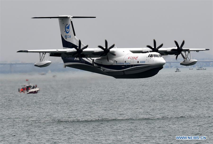 L'avion amphibie chinois AG600 réussit son premier vol au-dessus de la mer