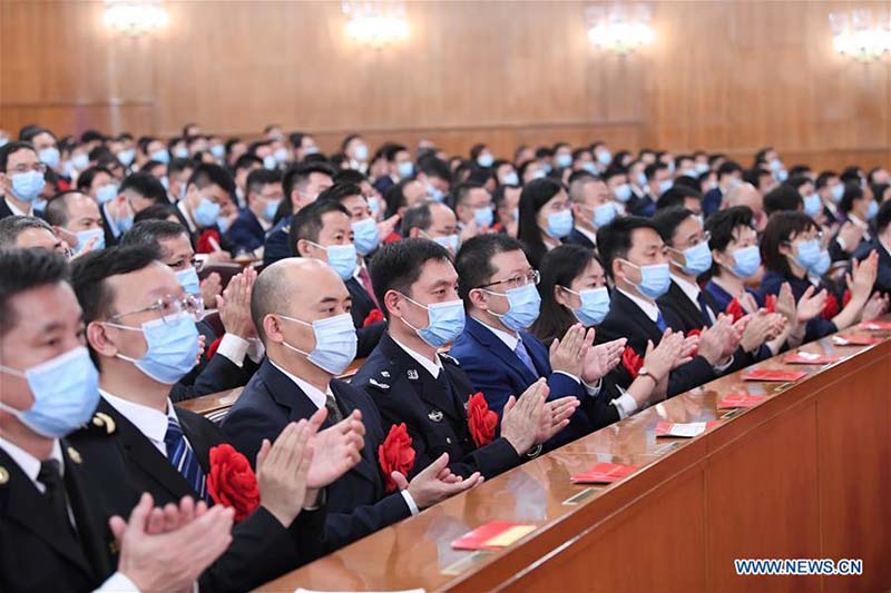 La Chine organise une réunion pour saluer les modèles dans la lutte contre le COVID-19