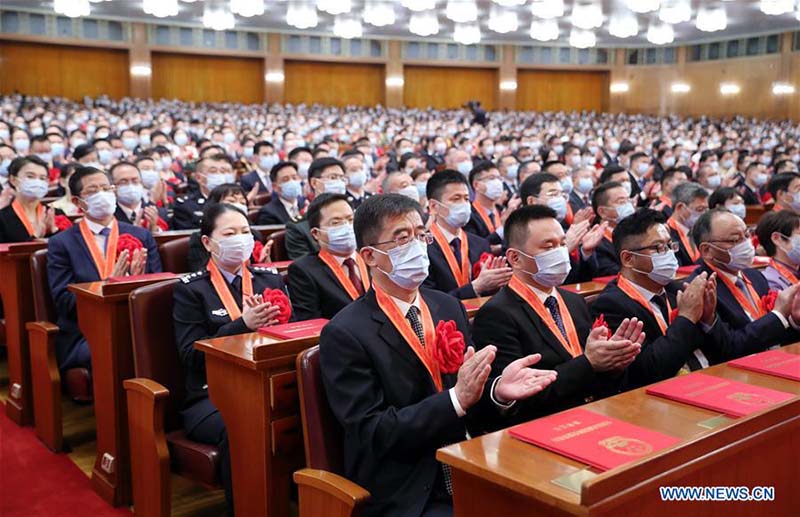 La Chine organise une réunion pour saluer les modèles dans la lutte contre le COVID-19