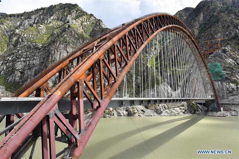 Des travaux de pose de voies sur le grand pont de la ligne ferroviaire Lhassa-Nyingchi