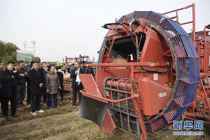 Ningxia : une nouvelle arracheuse de pommes de terre fait ses débuts à Xihaigu