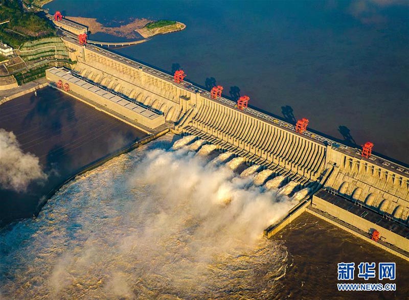 Le barrage des Trois Gorges remplit des r?les clés dans le contr?le des inondations, la production d'électricité et le transport fluvial