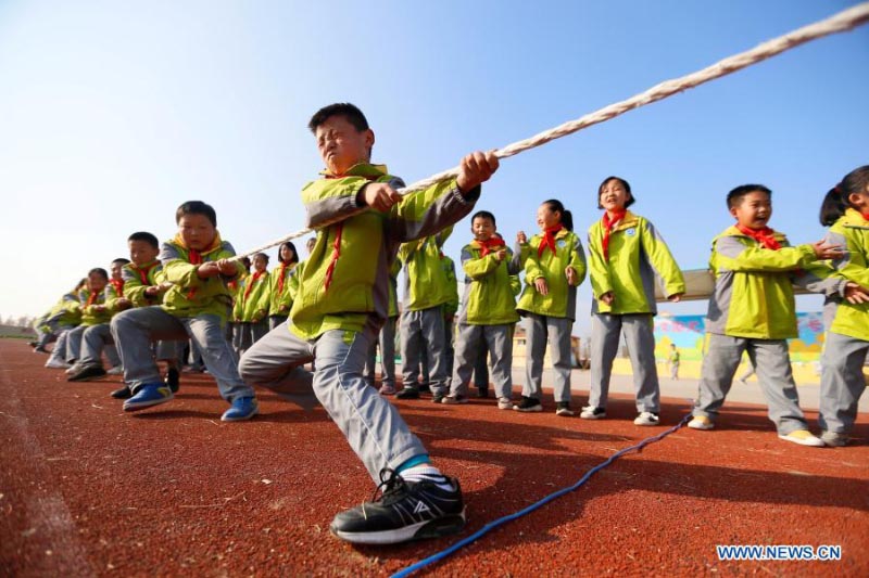 Une école de la province du Shandong organise diverses activités sportives pendant les pauses intercours plus longues