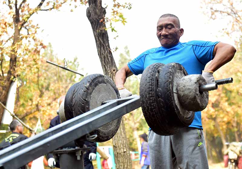 Shandong : un homme de 57 ans fait du fitness dans une ? salle de gym ? spéciale au pied du mont Yingxiong