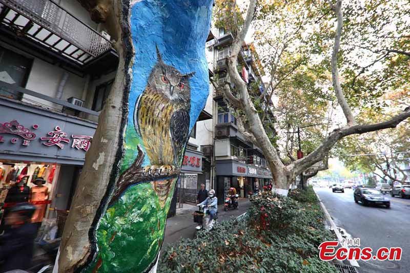 Des peintures d'animaux sur des troncs colorent la ville de Nanjing