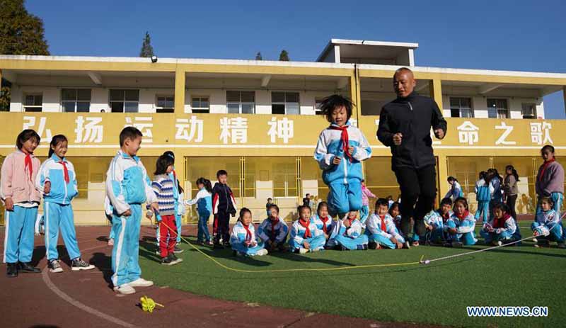 Le directeur de l'école forme des centaines de lutteurs