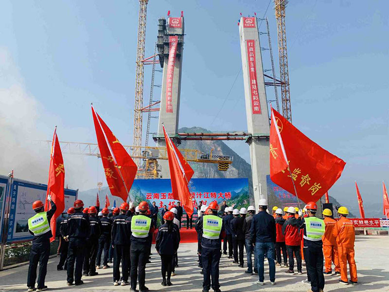 Yunnan : la tour unique du nouveau pont de Lyuzhijiang mise en place