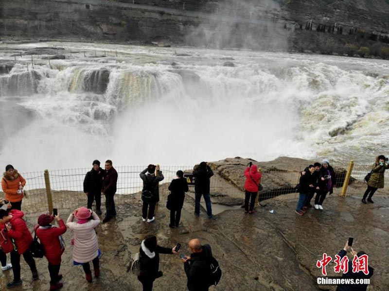 Le spectaculaire paysage d'hiver de la cascade de Hukou dans la province du Shanxi