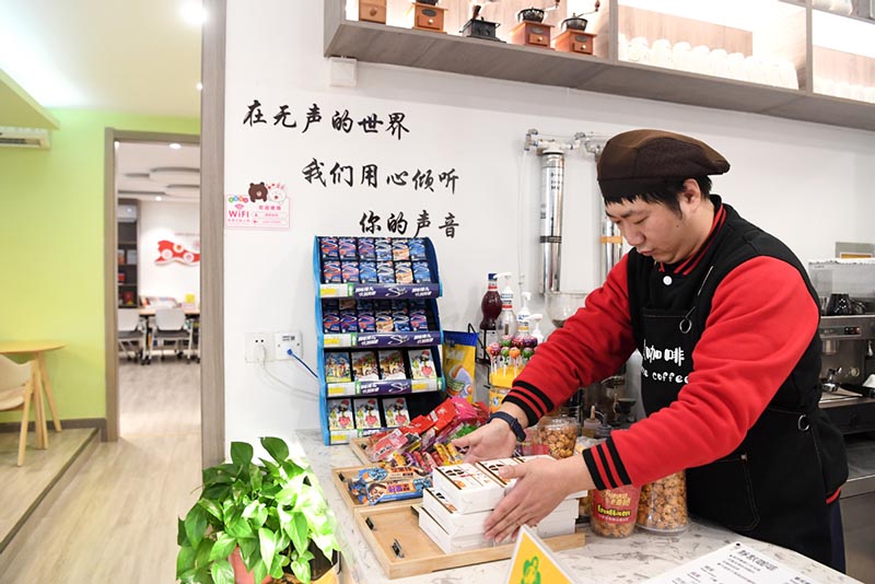 A Xi'an, un café du silence offre des emplois aux malentendants