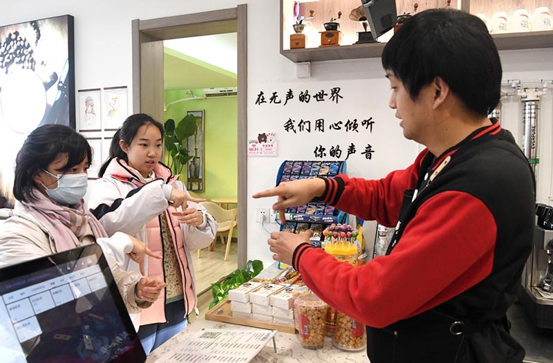 A Xi'an, un café du silence offre des emplois aux malentendants