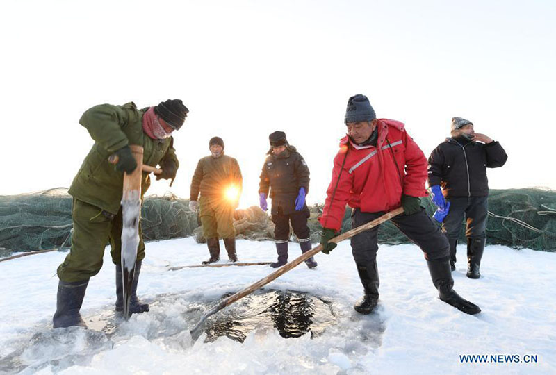 La pêche hivernale dans la région autonome ou?ghoure du Xinjiang