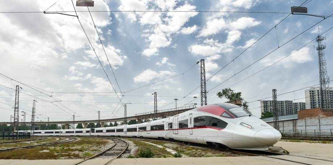 Le premier train de transport de marchandises du monde roulant à 350 km/h est sorti des cha?nes de montage en Chine