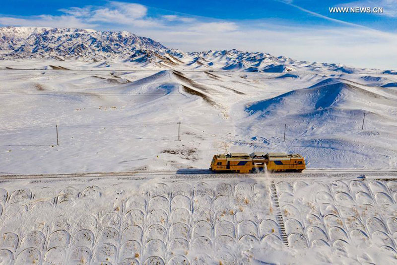 Les ouvriers bravent le froid pour assurer la sécurité de la circulation des trains au Xinjiang