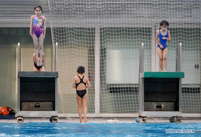 Des enfants participent à un programme de formation à la plongée à Shanghai