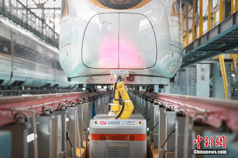 Un robot intelligent de maintenance des trains à grande vitesse mis en service à Beijing pour les voyages de la Fête du Printemps