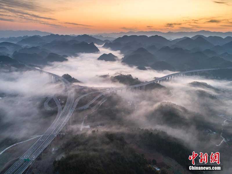 Une section d'autoroute dans les nuages dans le Hubei