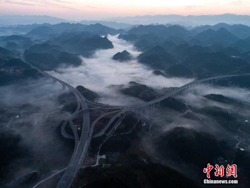 Une section d'autoroute dans les nuages dans le Hubei