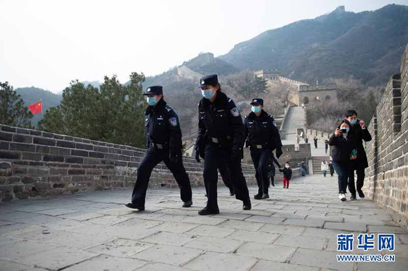 Des policières patrouillent sur la Grande Muraille