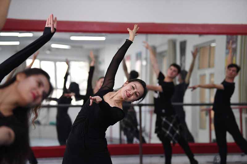 Une danseuse fait la promotion de la danse traditionnelle au Xinjiang