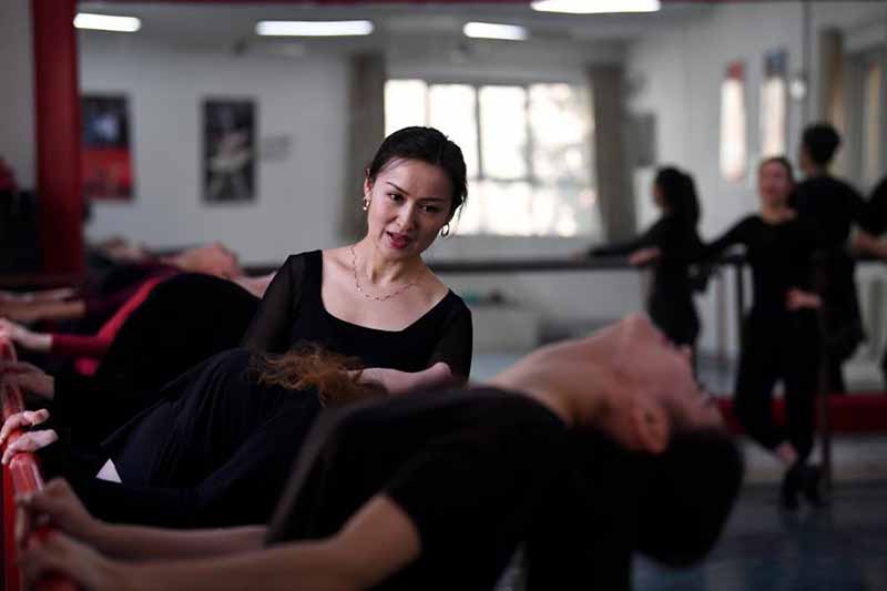 Une danseuse fait la promotion de la danse traditionnelle au Xinjiang