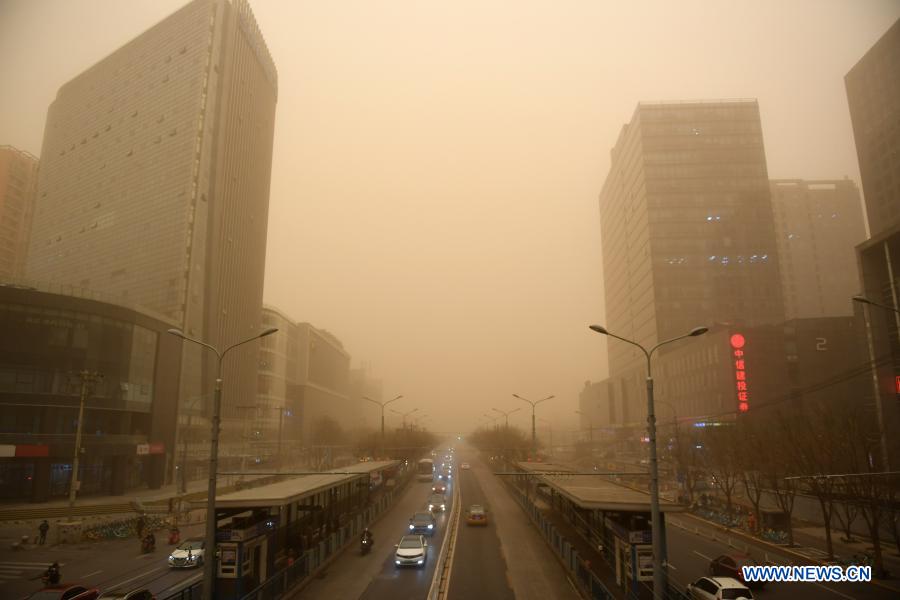 Chine : une tempête de sable soufflant de la Mongolie intérieure enveloppe Beijing