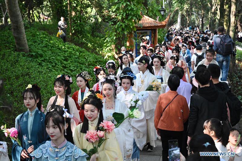 Des gens en costume traditionnel célèbrent la fête Huazhao dans la province du Fujian