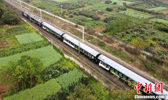 Le premier train touristique chinois sur le thème du panda partira bient?t