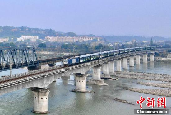 Le premier train touristique chinois sur le thème du panda partira bient?t